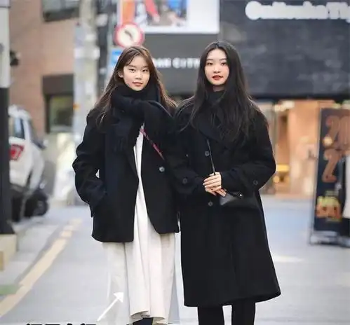 果然,还是韩国女生穿黑色好看她们的黑大衣街拍,洋气显瘦
