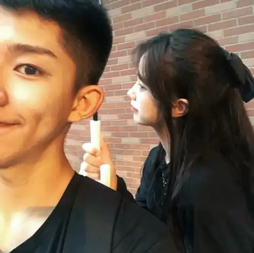 情侣头像夏天有晚来迟暮的霞光,正如晚来的你皆是笑意