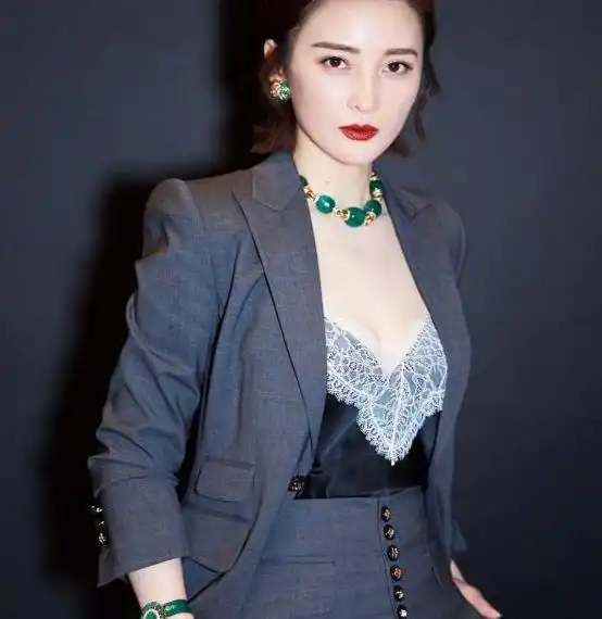 有着真人版纯元皇后之称的蒋勤勤,身戴千万翡翠魅力无极限