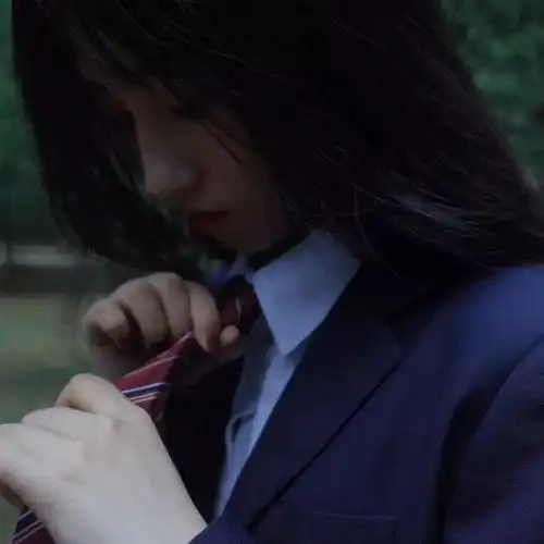 女生头像有点丧的感觉