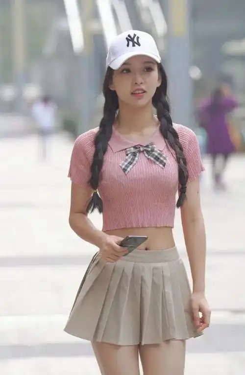 百褶裙搭配粉色吊带衫,撩动粉红少女心