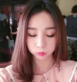 柳岩晒嘟嘴卖萌照皮肤白皙逆生长似豆蔻少女