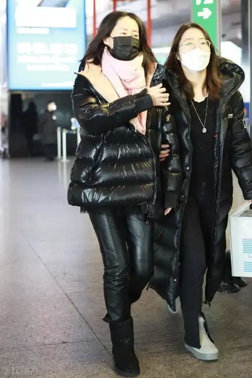 刘敏涛现身北京机场,黑色羽绒服,粉色围巾时尚保暖