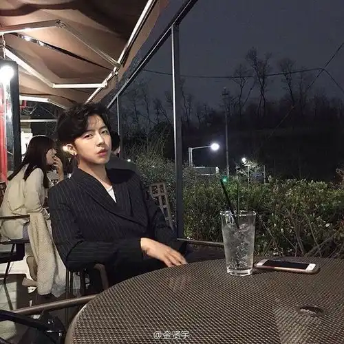 金贤宇男生头像韩系网红中分男神