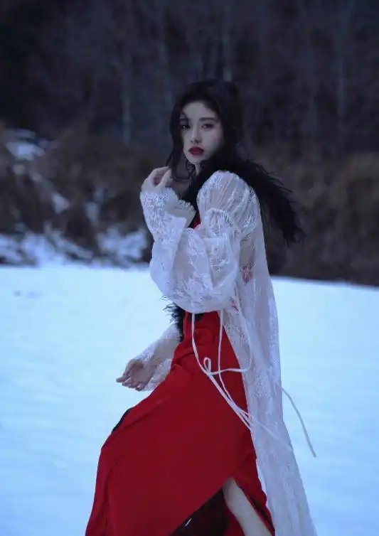 鞠婧祎10年前旧照曝光,穿舞蹈服显清纯稚嫩,整容前肌肤白到发光