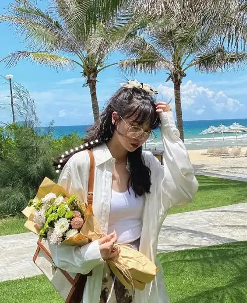 谁说夏天仅仅是短袖短裙的天下搭配一件薄外衫也巨显清凉和时髦