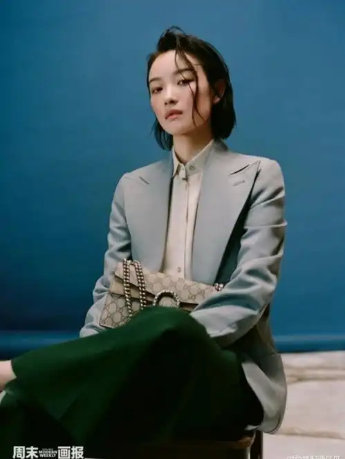 女人尽量别上衣塞裤腰,学学倪妮气质穿搭,赚足回头率