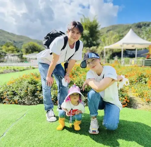 杨怡罗仲谦为1岁儿子庆生,弟弟正面照首次曝光,笑容喜庆像爸爸