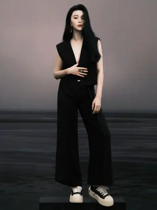 范冰冰罕换风格太惊艳,裸穿西装好霸气,飒爽高级不失女人味