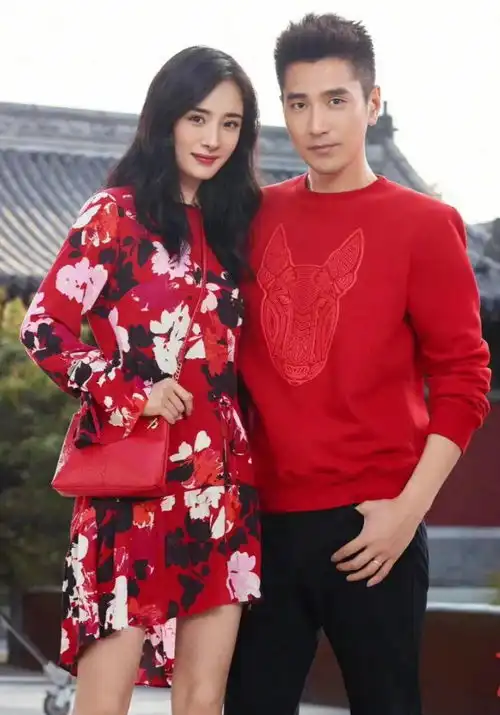 杨幂与赵又廷拍写真,穿红色系情侣装挺高级,俊男靓女很般配