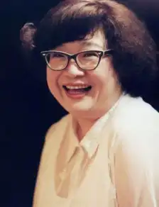 郑欣宜又胖回到从前,戴上眼镜让人瞬间想到肥姐