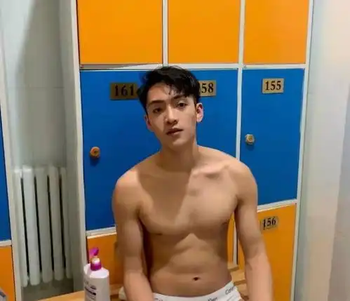 抓拍健身房更衣室肌肉男换衣服,身材真不错