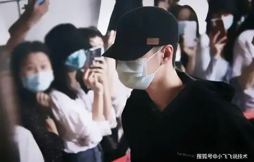 老北京布鞋王一博出街,休闲运动全黑系,脚上的鞋子成亮点