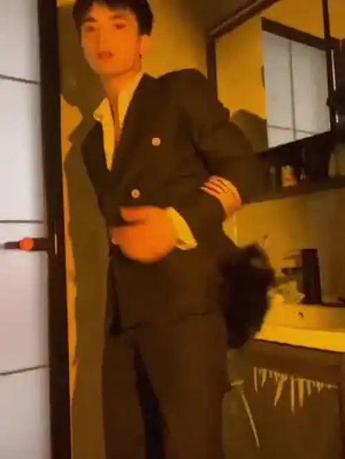 最后好像有什么不对劲的东西你是凭实力刷到的痞帅你的男孩禁欲系宝藏男孩这谁顶得住啊正装皮鞋