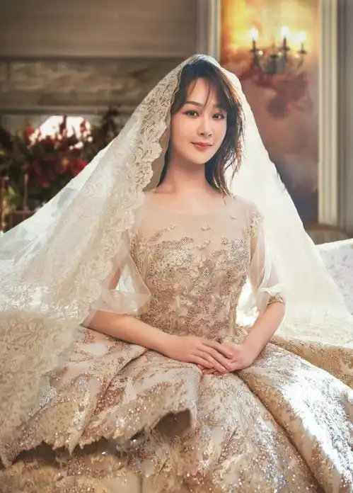 杨紫绝美婚纱造型曝光从优雅大气变可爱甜美,真逆生长了