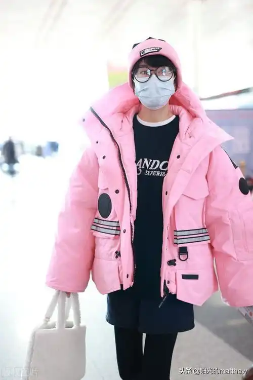 街拍郁可唯粉色羽绒服黑色短裤发带甜美休闲