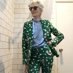 她18岁一夜白头,57岁全裸出镜61岁少女ins爆红,活成了无数人心中的向往