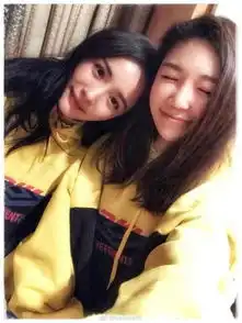 杨幂与圈外好友同穿情侣装亲密依偎秀多年闺蜜情