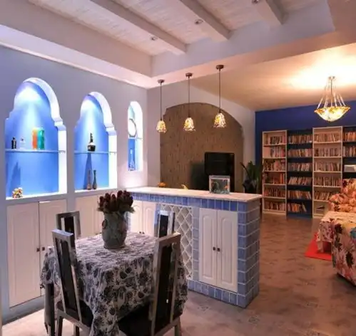 黄色和蓝色搭配在一起,颜色反差很大,却让家里看上去很有情调