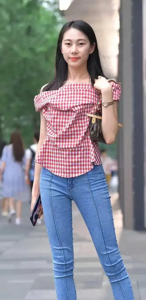 谁说黑色太沉闷看美女的黑色系裙装搭配,穿得优雅又性感