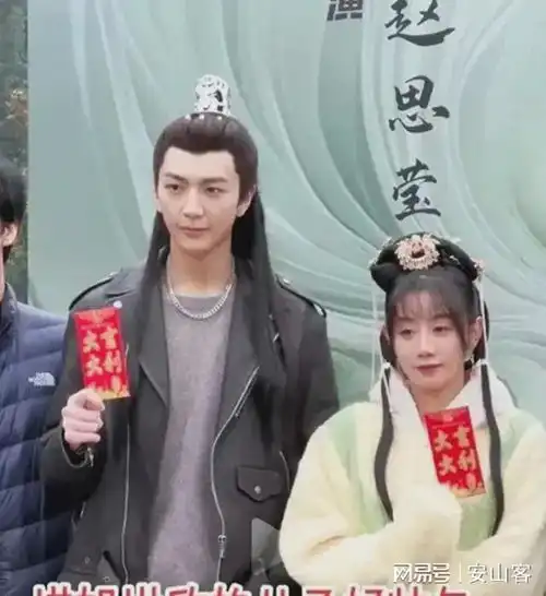 洪欣开心晒儿子毕业照,儿子高大帅气颜值抢镜,新戏开拍事业大好