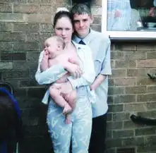 英情侣少年时生娃排除万难十年后终结婚