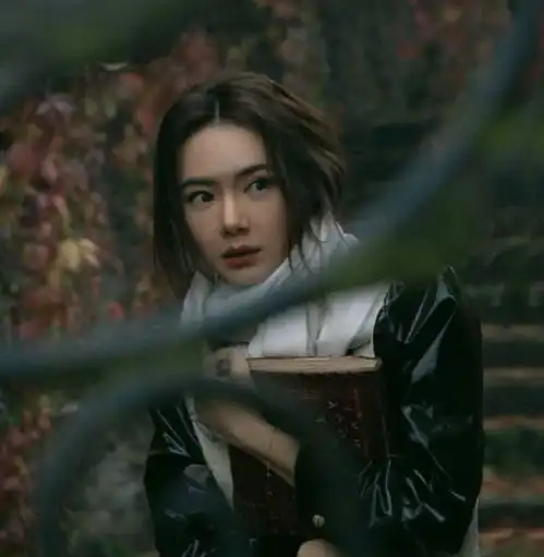 戚薇晒片场照太接地气,蓬头垢面吃烤鸭不是说好的小仙女吗