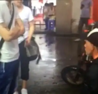 网曝厦门老人撞坏女子苹果6手机雨天下跪被扇耳光