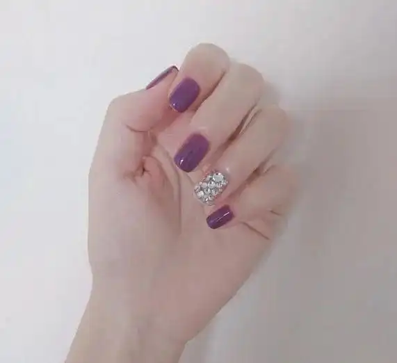 超级显白的紫色系美甲,明媚的甲色让你在春日更迷人