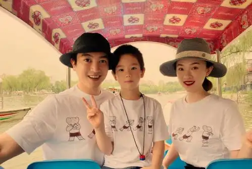 杜江儿子长大了,妻子霍思燕晒嗯哼近照,寸头短袖尽显男子气概