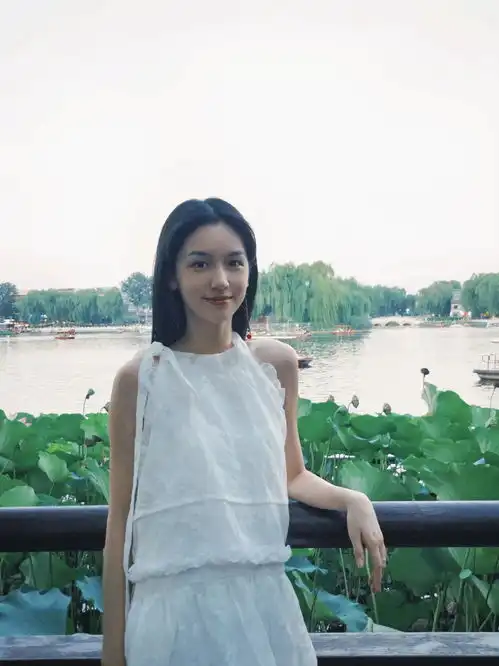 周也夏末出门遛弯赏景穿无袖白裙秒变清冷感美女