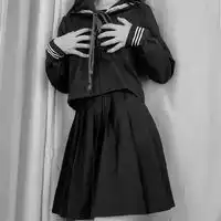 女生半身不露脸头像黑白,爱上半身裙的女生