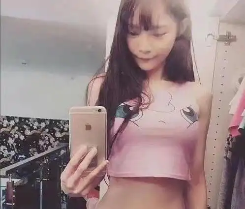 搞笑美女系列美女长得那么好看,找东西的姿势更好看