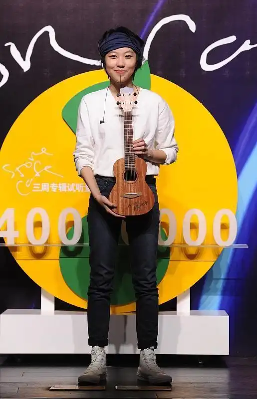 窦靖童可真有童心,穿的衣服可可爱爱的,一点也看不出王菲的影子