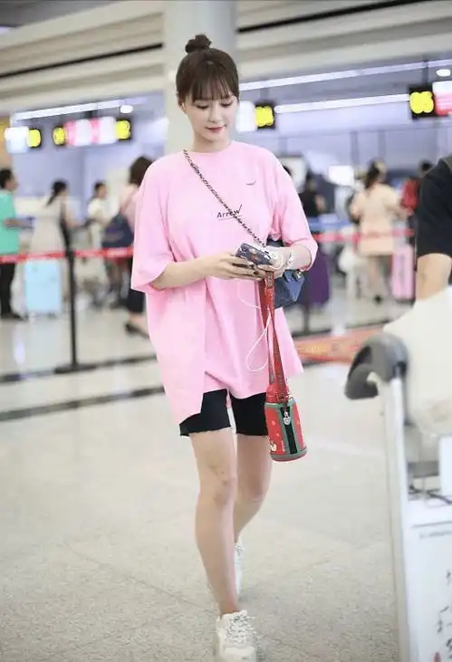 沈梦辰撞衫大10岁的秦岚,同款搭配看不出年龄差,少女感都挺足