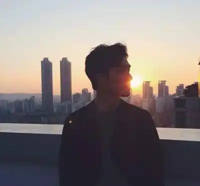 男生成熟稳重头像大图