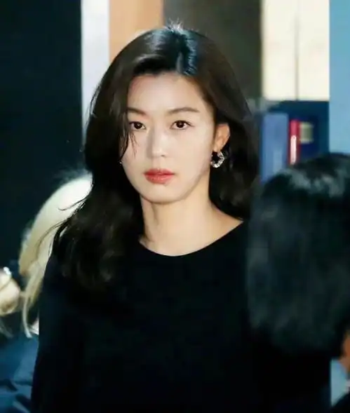 韩媒镜头下的全智贤,刷新了我对她美貌的认知,太惊艳了
