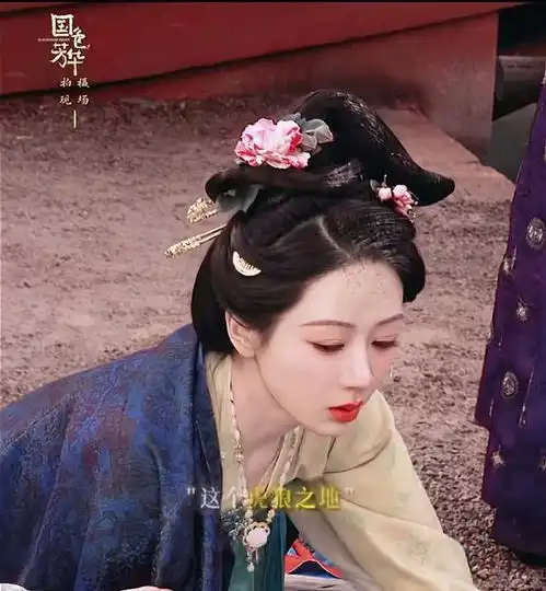 杨紫梦回大唐国色芳华氛围感拉足很吊胃口,粉丝赶紧给我播