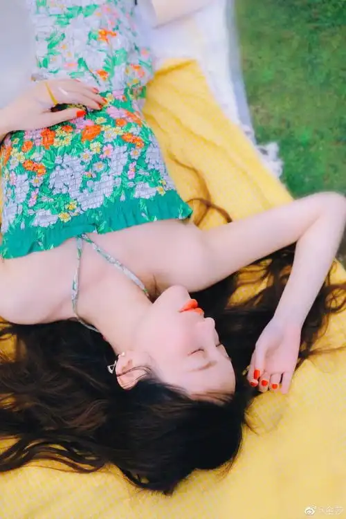 金莎郊游写真化身日系少女穿花裙吃柠檬仙气十足