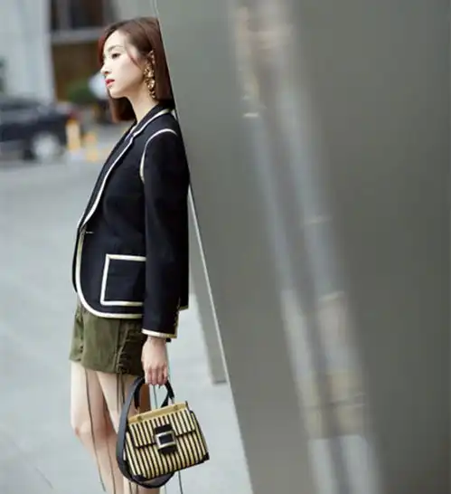 总被压戏的胡冰卿,西装外套时尚气十足,只差一部都市剧