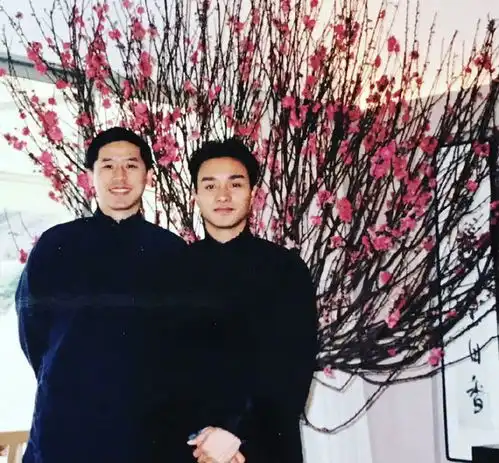 张国荣旧照曝光,唐鹤德照旧发合照怀念