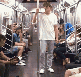 搞笑gif动态图片最能吸引美女眼球的办法就是亮绝活