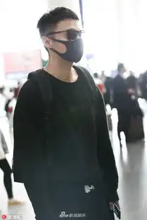 组图李荣浩机场全黑look走起禁欲系黑超遮面气场全开