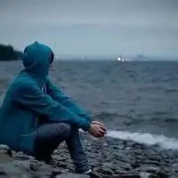 找一个男生看海的头像坐在一个地方背对着然后看海穿的蓝色的衣服也不是绿色的忘了或者找一个全紫色的一个男孩坐在楼梯上蜷缩着