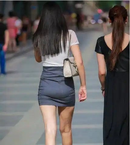 美女穿搭简约白色上衣搭配深灰色短裙,时尚简约,尽显好身材