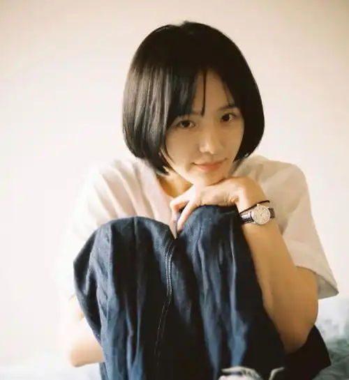 2020流行初恋系女孩学朴珪瑛短发配经典款,简约干净时尚不减