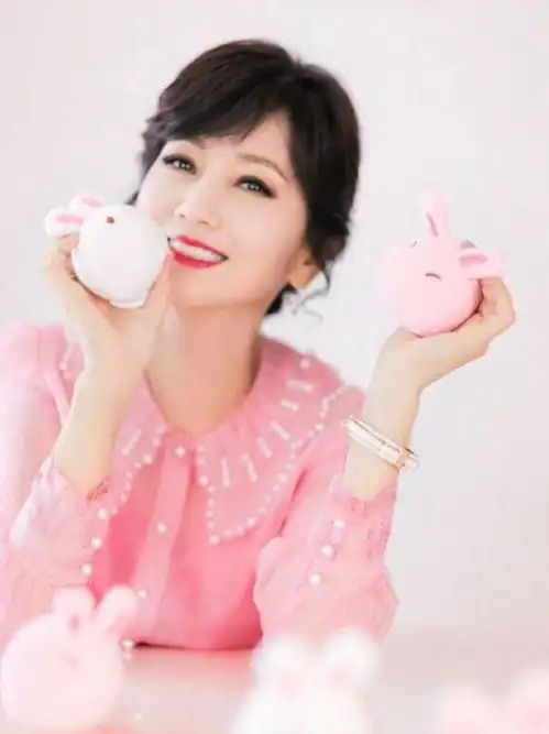 同样是68岁,张艾嘉穿极简风认真服老,赵雅芝爱粉色系追求少女感