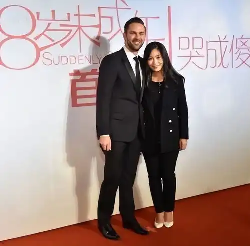 张艺谋女儿气质太好西服套装也穿出时髦感,时尚霸气不失女人味