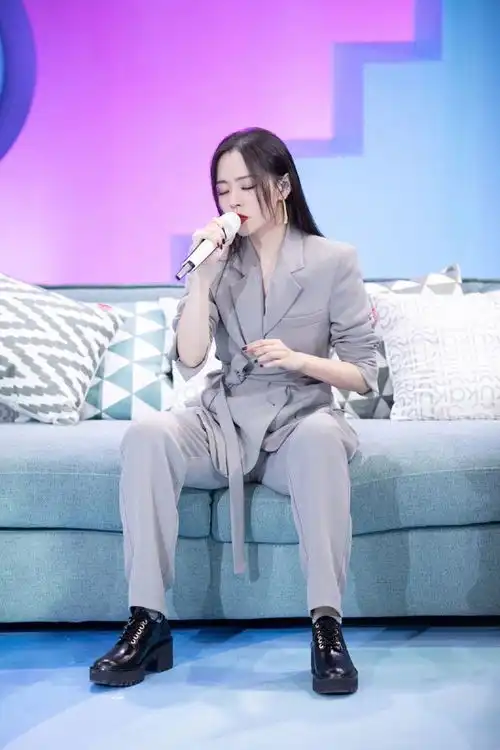 被张靓颖美到了穿西装下搭流苏短裙,真是微胖女生的穿搭模板