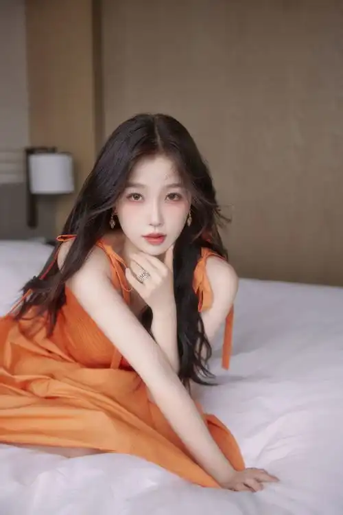 虞书欣甜橙少女风橙色吊带裙搭配韩系妆容,可爱魅力四溢